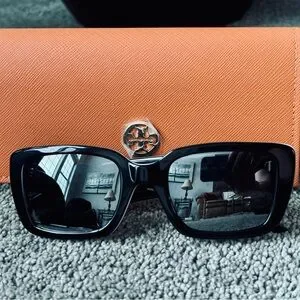 Brand new, never worn Tory Burch sunglasses Brand New Never Worn Tory Burch Sunglasses - afp  main image 4
